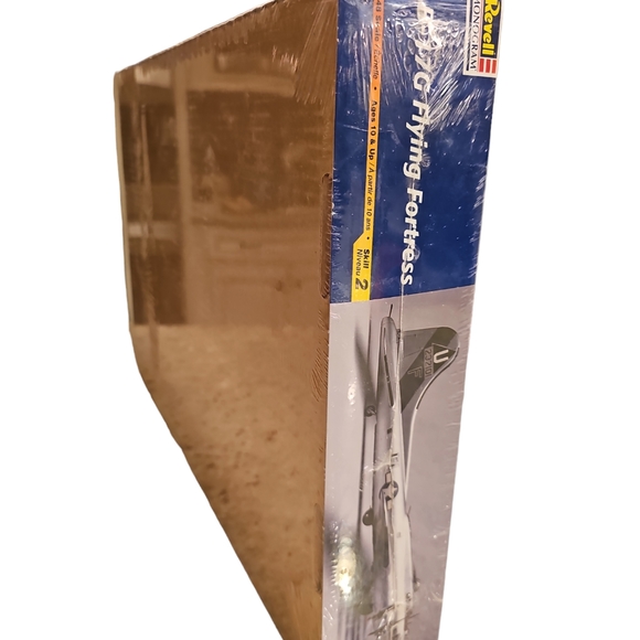 New Sealed-Revell B-17 Flying Fortress Model kit - Picture 5 of 8